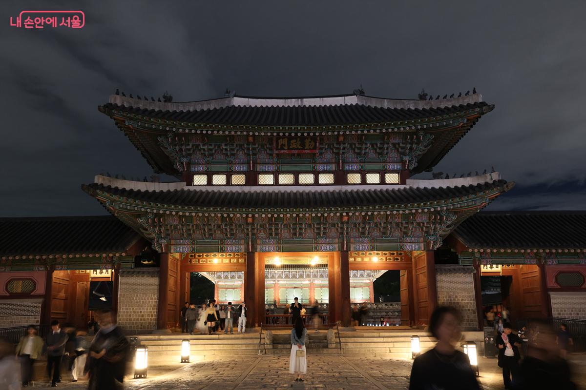 ‘소리의 씨앗’ 공연을 마치고 나오는 길에 바라본 경복궁의 근정문 ©박우영