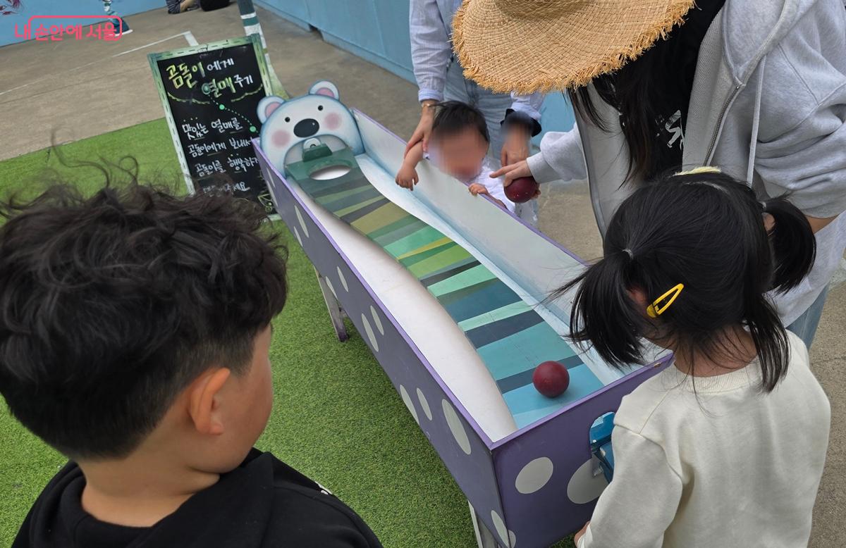 곰돌이에게 열매주기 놀이를 진행 중이다. &copy;조성희