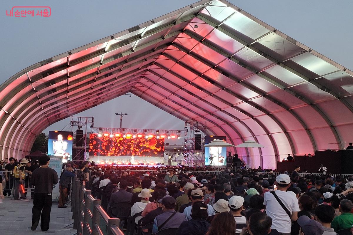 중랑서울장미축제 개막 콘서트가 열린 로즈 파빌리온 메인무대 &copy;조연