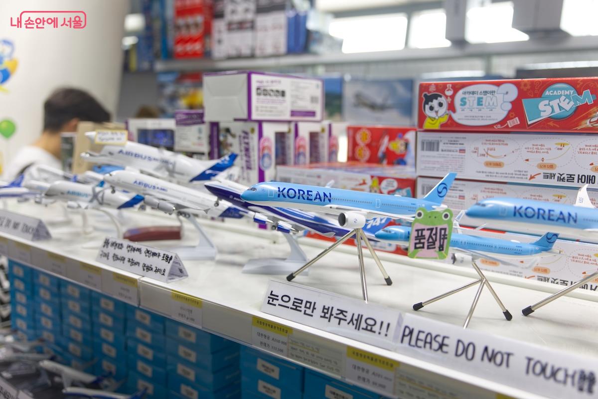 라운지 옆에 있는 뮤지업숍도 정상 운영되고 있어 아이들 선물사주기에 좋아보인다