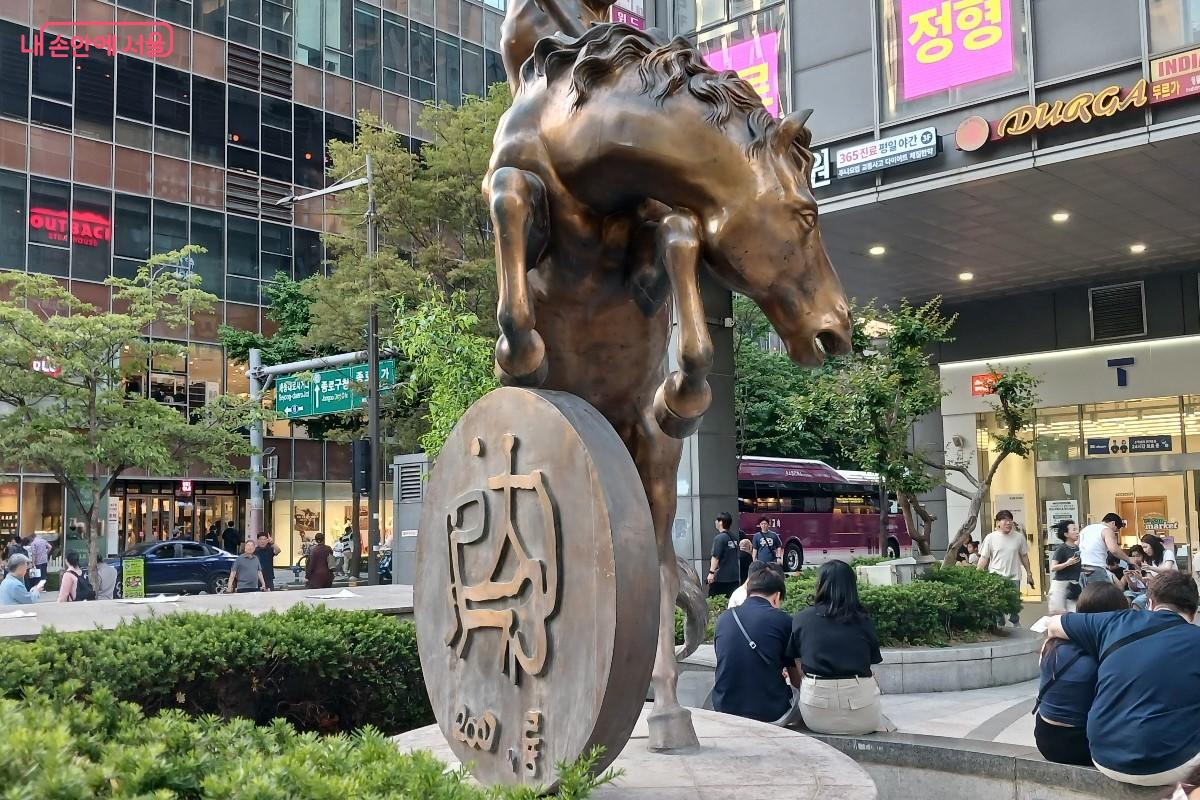 청진동 피맛골 조형물