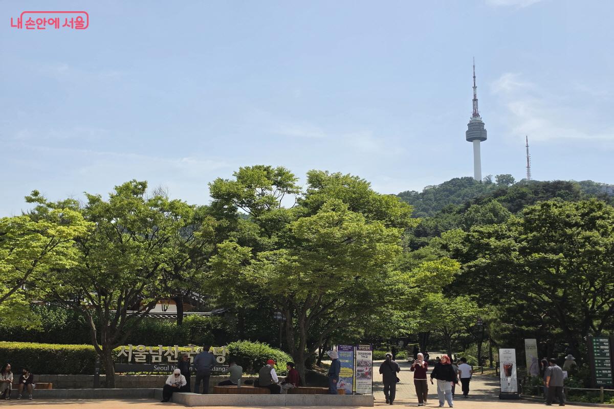 남산골 한옥마을과 멀리 보이는 N서울타워 ⓒ조수연
