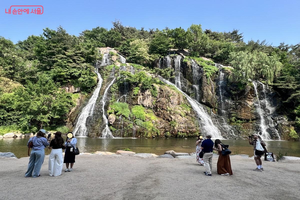 홍제폭포를 찾는 외국인 관광객을 많이 볼 수 있다. &copy;박지영