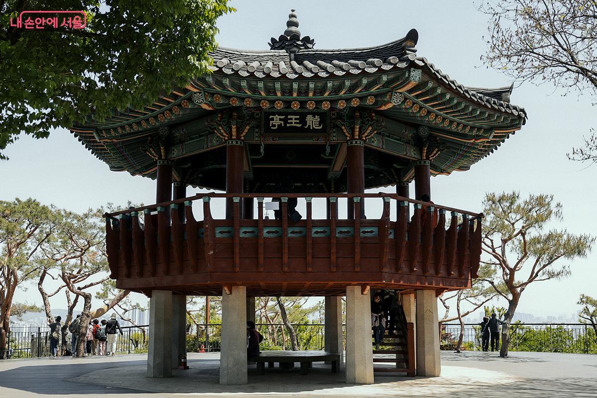 전망을 바라보며 쉬어갈 수 있는 용왕정. Ⓒ김아름