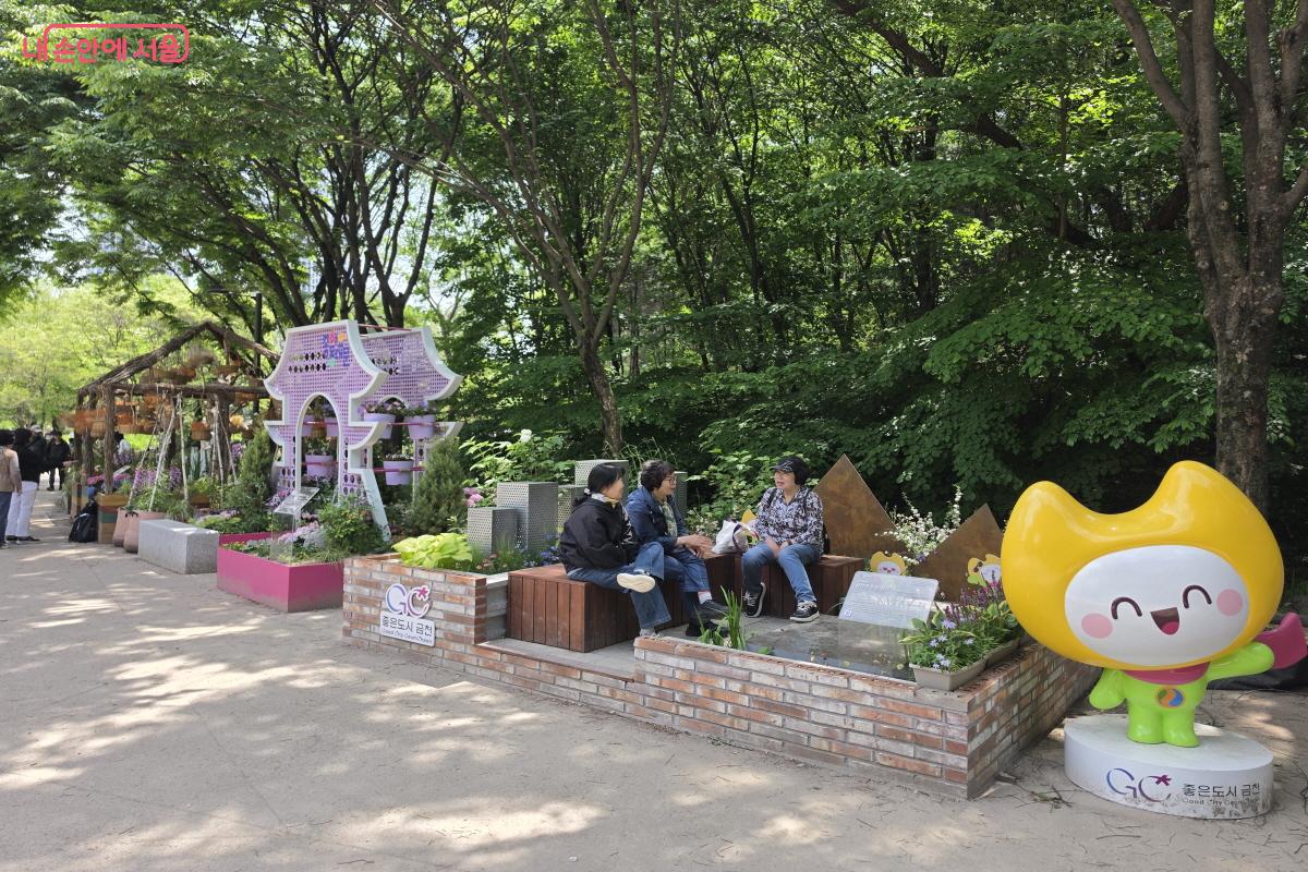 시민의 쉼 공간이기도 했다. 왼쪽 보라색 조형물이 동대문구. &copy;조송연