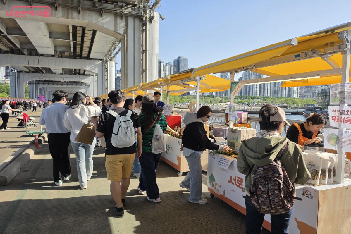 서로장터에도 많은 시민이 몰렸다.