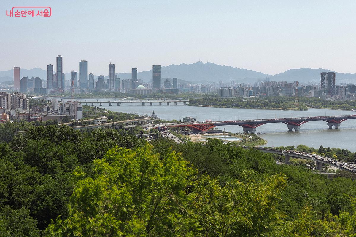 전망대에서 여의도 마천루와 선유도, 관악산 등을 조망할 수 있다. ©김아름