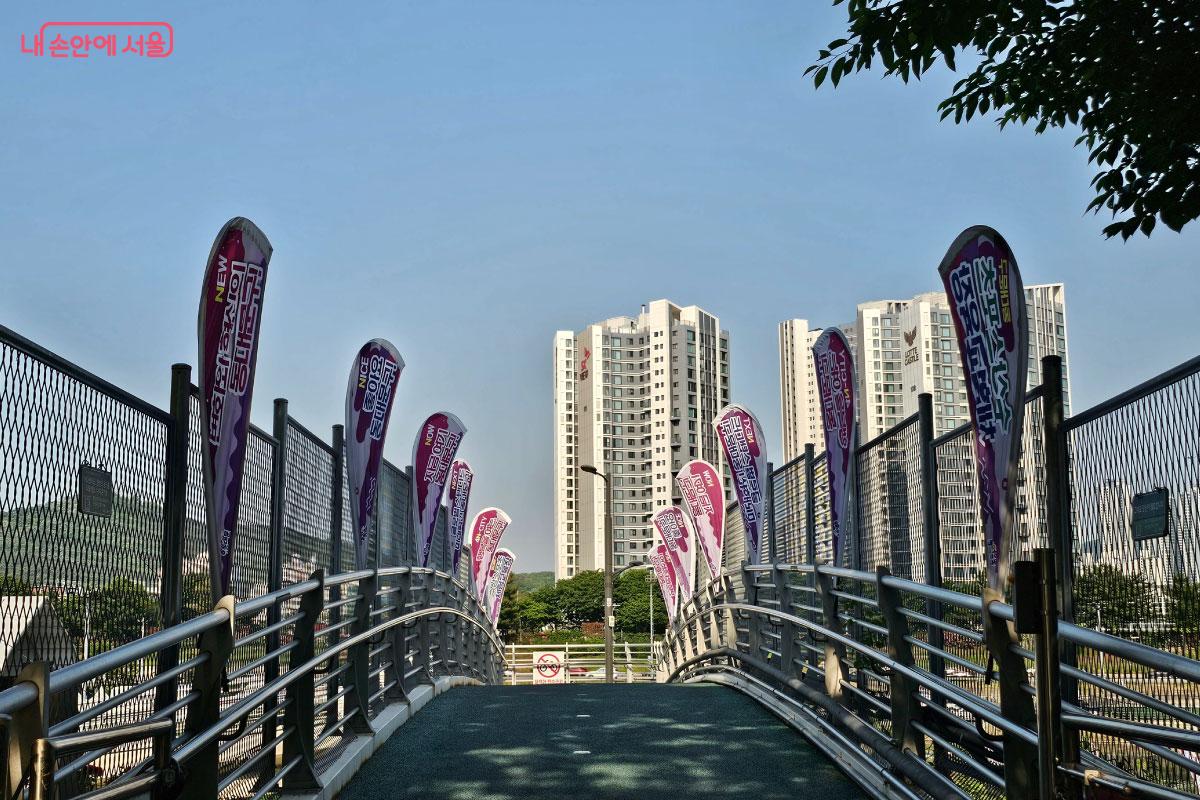 이문수변공원에서 안내배너를 따라 가면 수상스포츠 체험교육장에 다다를 수 있다. ©홍혜수
