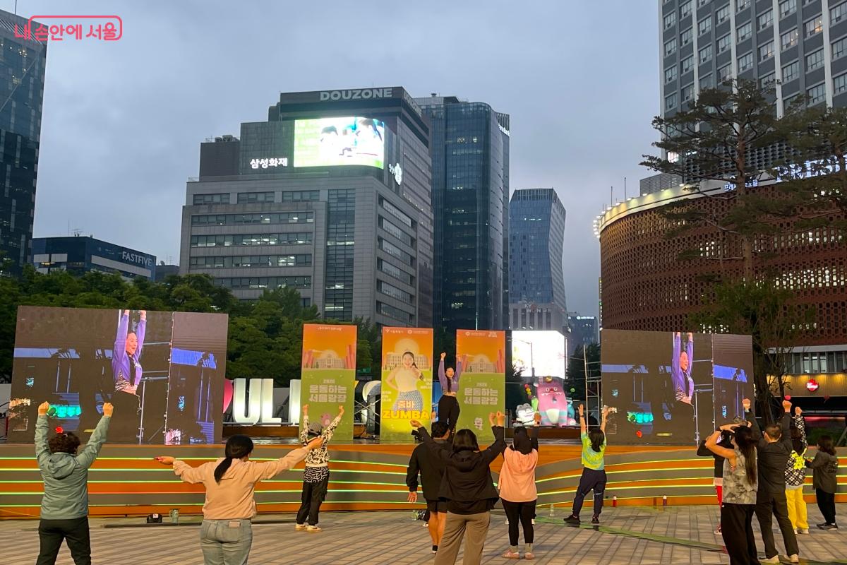 &lsquo;2026 운동하는 서울광장&rsquo;에서 강사와 준비 운동을 하고 있다. ⓒ이정민