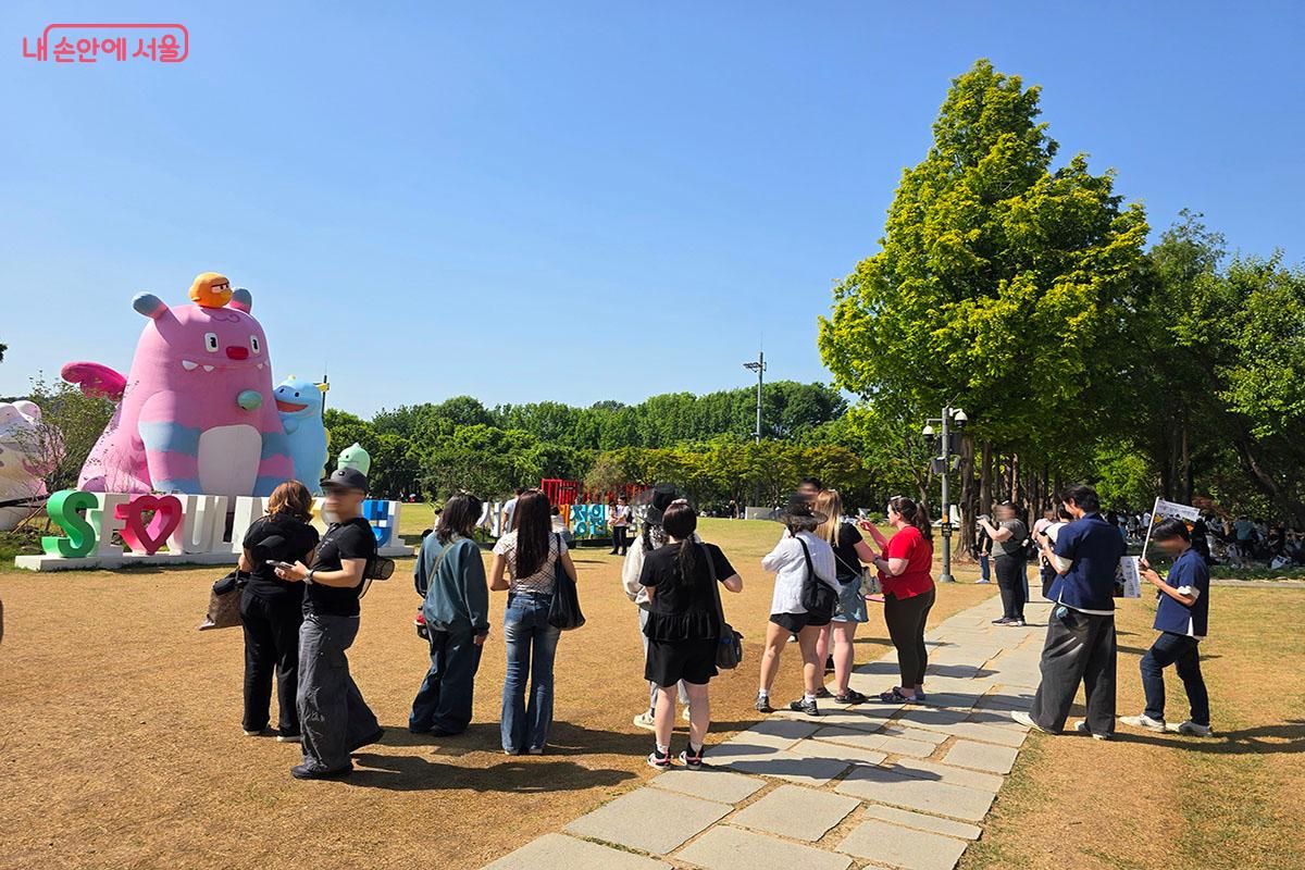 선비&middot;아씨와 정원 산책을 체험하고 있는 '서울정원여행자' &copy;양순남