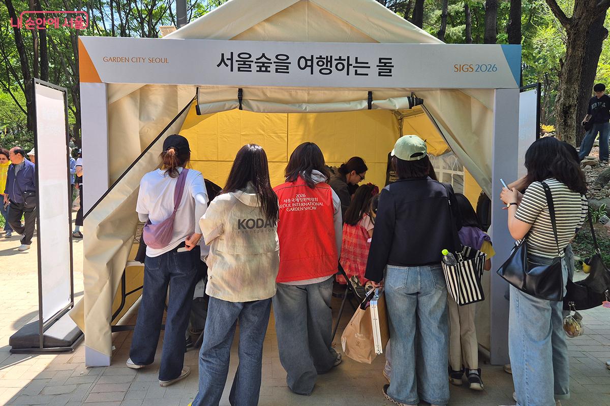 조약돌에 매직펜과 물감으로 나만의 무늬를 새기는 '서울숲을 여행하는 돌'
