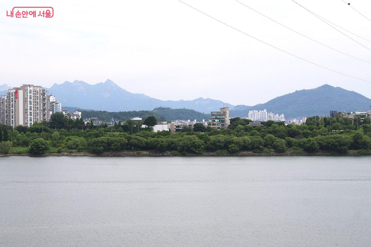 선유도공원 전망대에서 바라본 한강 너머 펼쳐진 북한산과 안산 능선 &copy;이봉덕