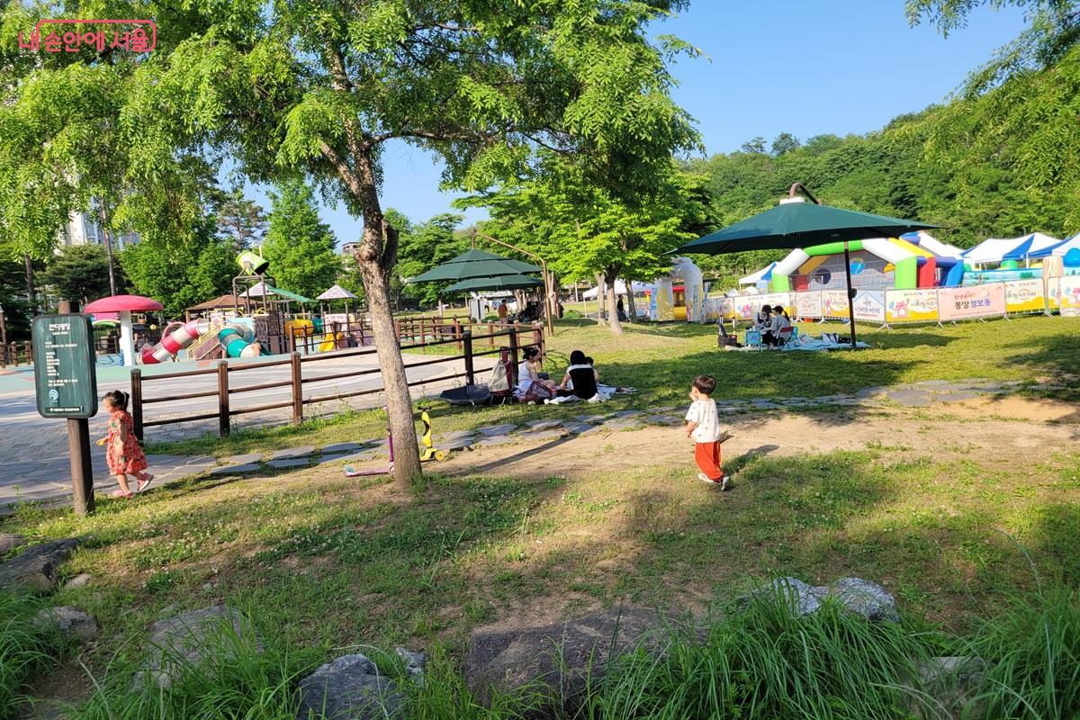 중랑가족캠핑장 놀이터에서 뛰노는 아이들과 가족들 &copy;조연