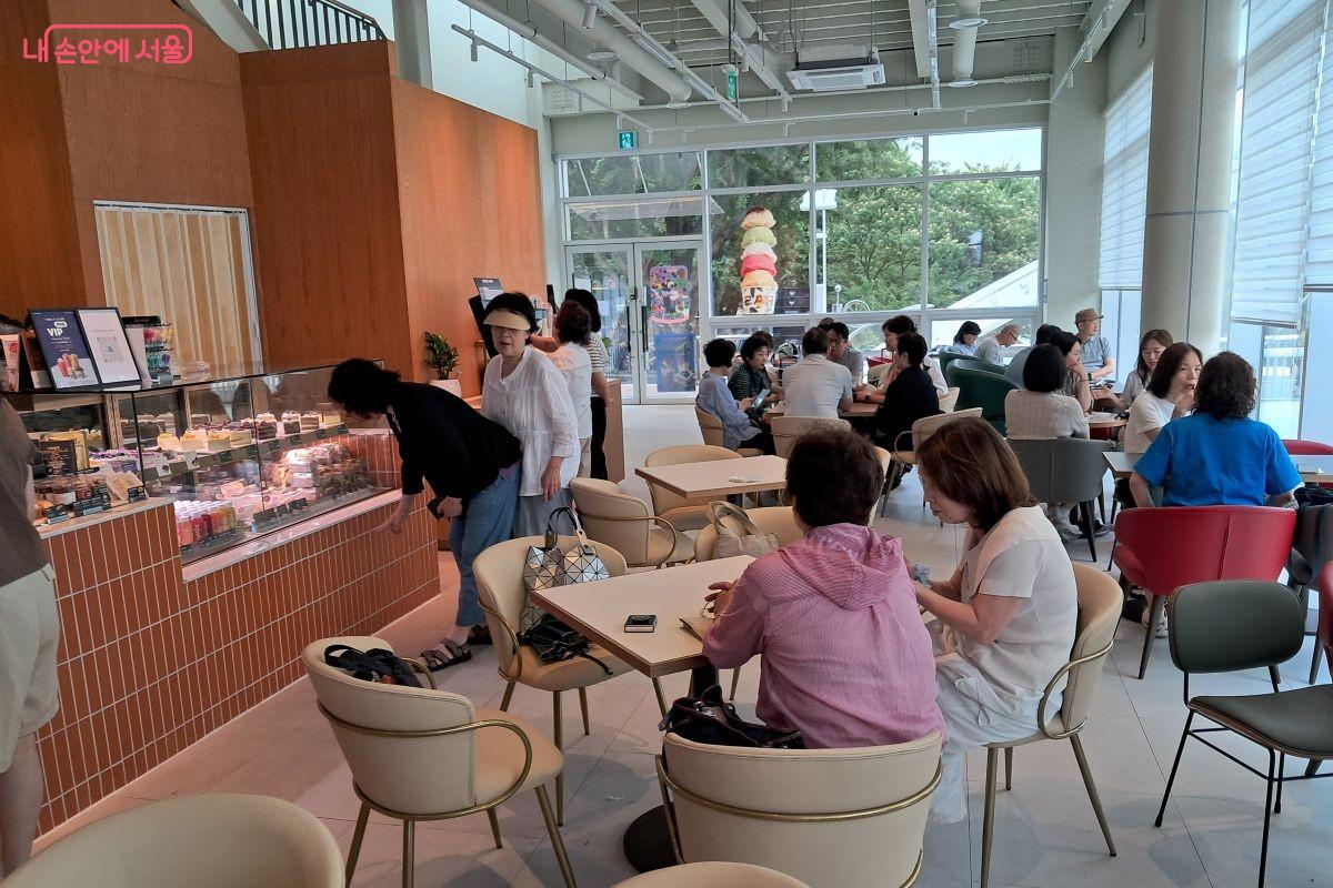 많은 방문객들이 카페 테이블에 앉아 담소를 나누거나 휴식을 취하고 있다. &copy;장형진