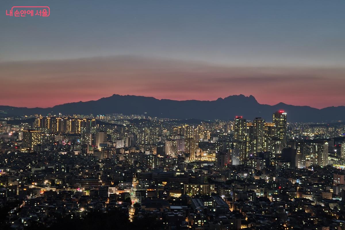 용마산 스카이워크에서 본 서울 도심 야경
