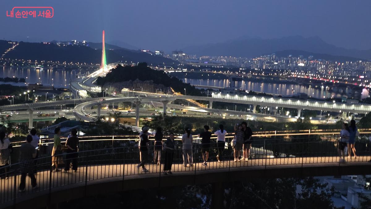 밤이 되면 많은 시민들이 용왕산 스카이워크에 올라 월드컵대교 야경을 즐긴다. ⓒ최용수
