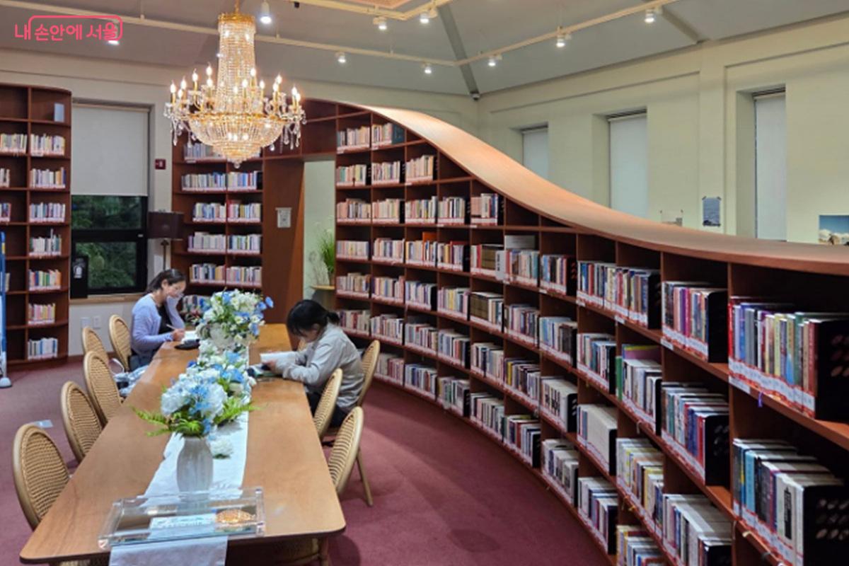 부드러운 곡선형 책장과 화려한 샹들리에  조명등인 인상적인 손기정문화도서관 내부 ⓒ정민호