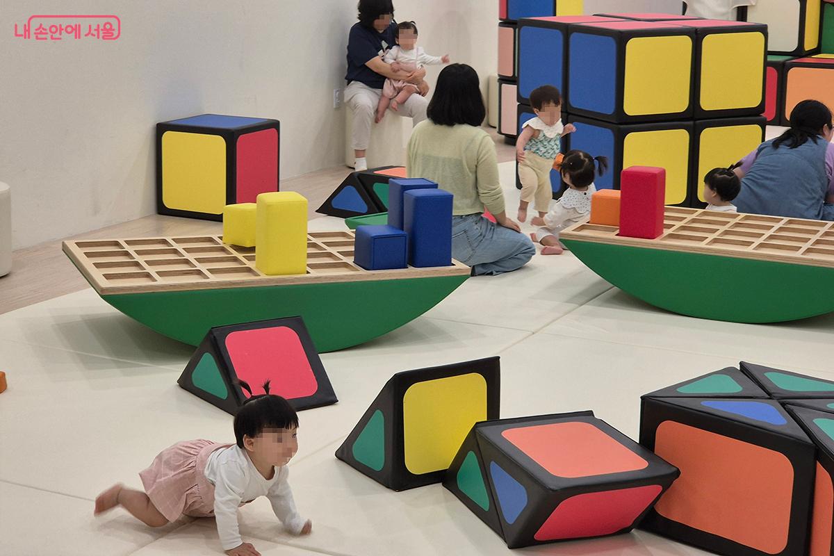 아이들은 큐브 위를 자유롭게 기어 다니며 자신만의 놀이를 즐겼다.