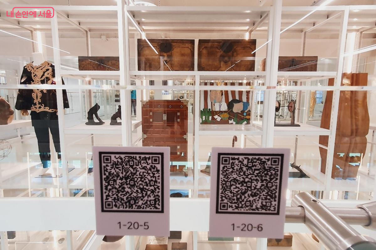 부연 설명 없이 QR코드 기반 정보 서비스로 운영된다. &copy;엄윤주