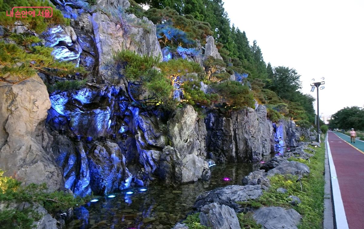 해가 저물면 색색의 조명이 켜지는 경관폭포 &copy;김종성