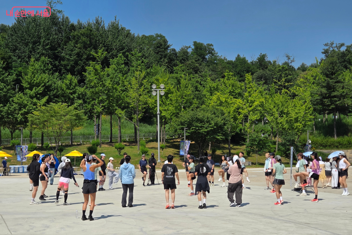 ‘SRFF 2026’ 참가자들이 달리기 전에 준비운동을 하고 있다. ©서울광역청년센터
