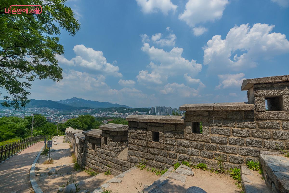 내부순성길로 들어서서 바라다본 성곽과 서울 도시 풍경 &copy;박상현