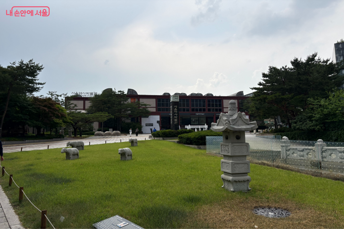 7월 12일까지 전시 <한성부입니다>가 열리고 있는 서울역사박물관 전경