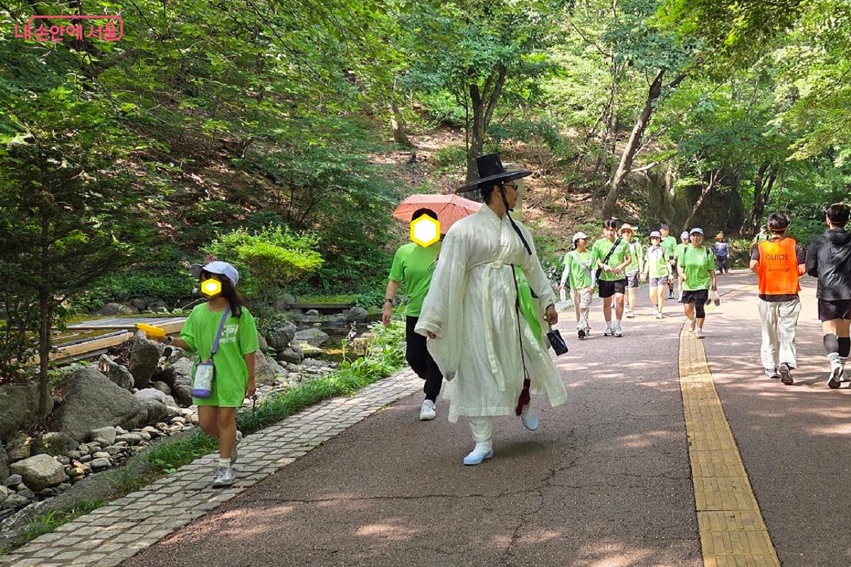 고운 전통 한복 차림으로 다정하게 발을 맞춰 걷는 남성과 어린이 참가자 &copy;이상돈