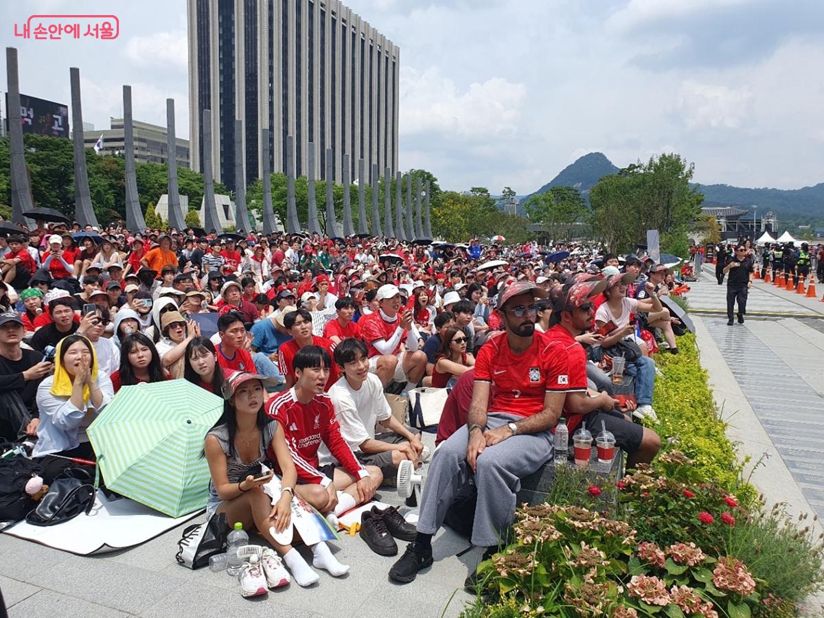 월드컵 열기로 달아오른 광화문광장 ‘감사의정원’ 응원 현장 ©김병규