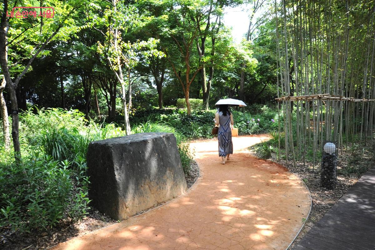  죽림원 대나무 숲을 따라 맨발 황톳길이 조성됐다. &copy;조수봉