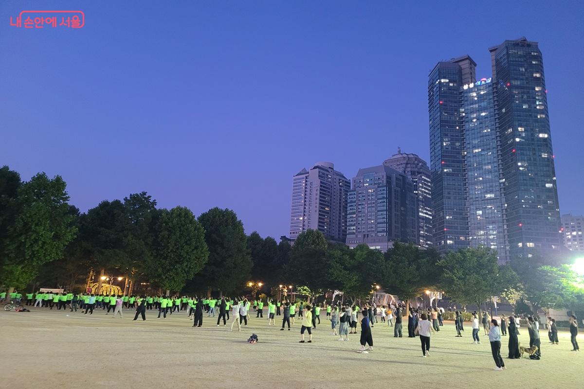보라매공원 광장에서 단체 체조를 하는 시민들