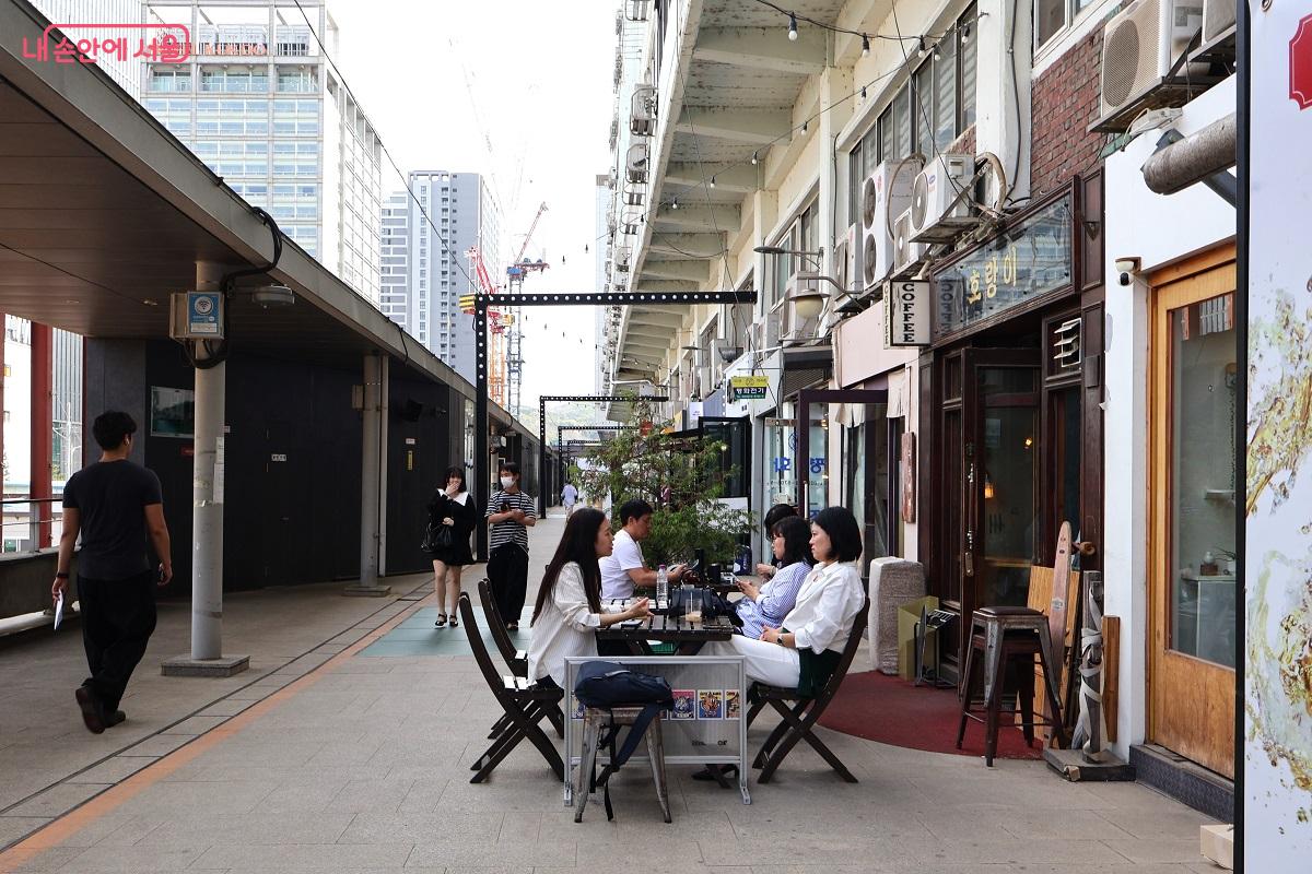 트렌디한 감성의 상점들이 휴식을 선사하는 세운상가 보행로 풍경 &copy;이봉덕 
