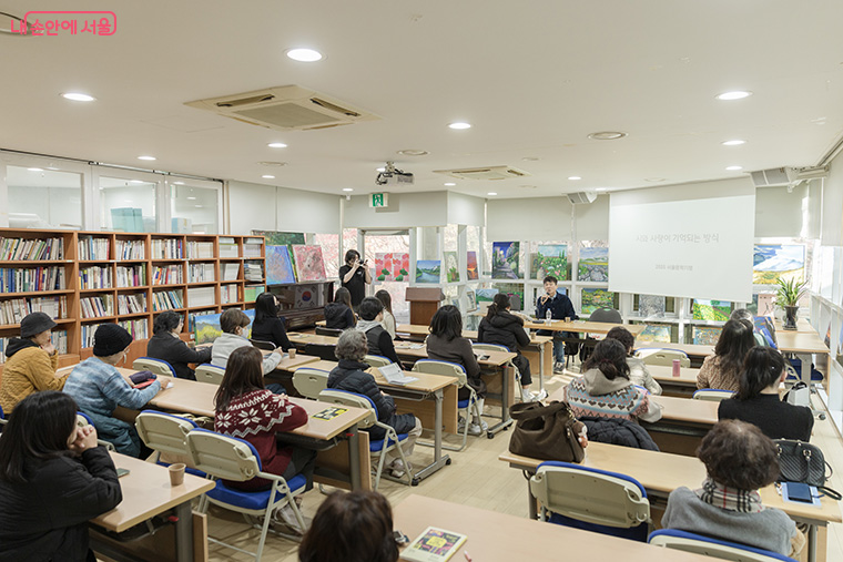 작가와 함께하는 문학 강연은 올해 10회로 두 배 확대된다.