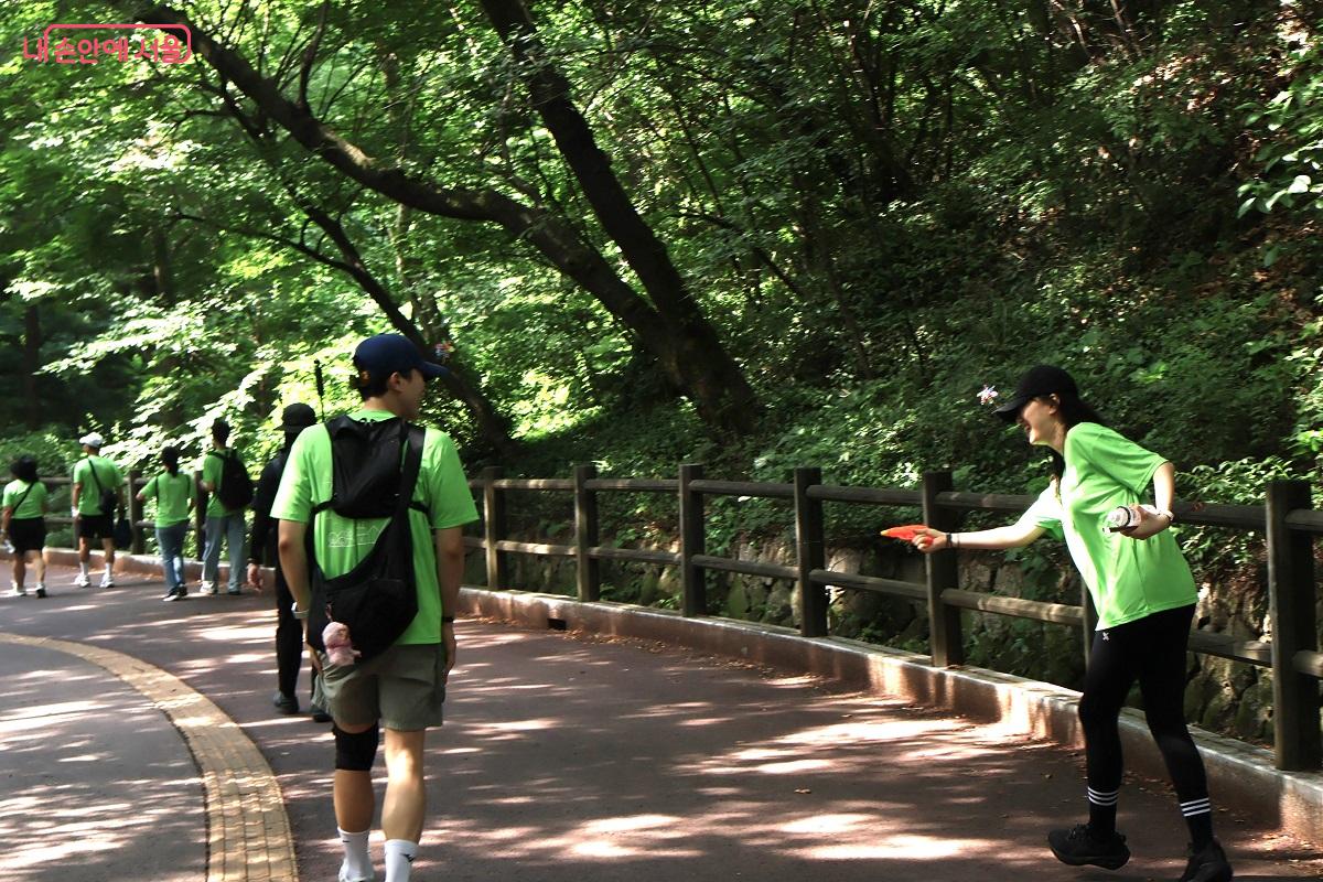 장난감 물총을 들고 유쾌하게 축제를 즐기며 걷는 참가자들 &copy;이봉덕