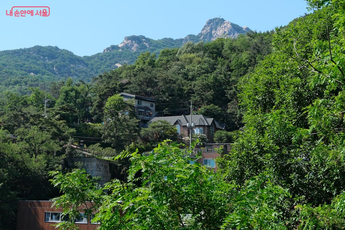김창열 화가의 집은 별도 주차장이 없어서 가급적 대중교통이나 도보로 이동해야 한다.