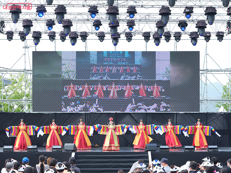메인공연 HAN 무대가 오후 8시부터 10시까지 열린다. 2025 서울국악축제 현장
