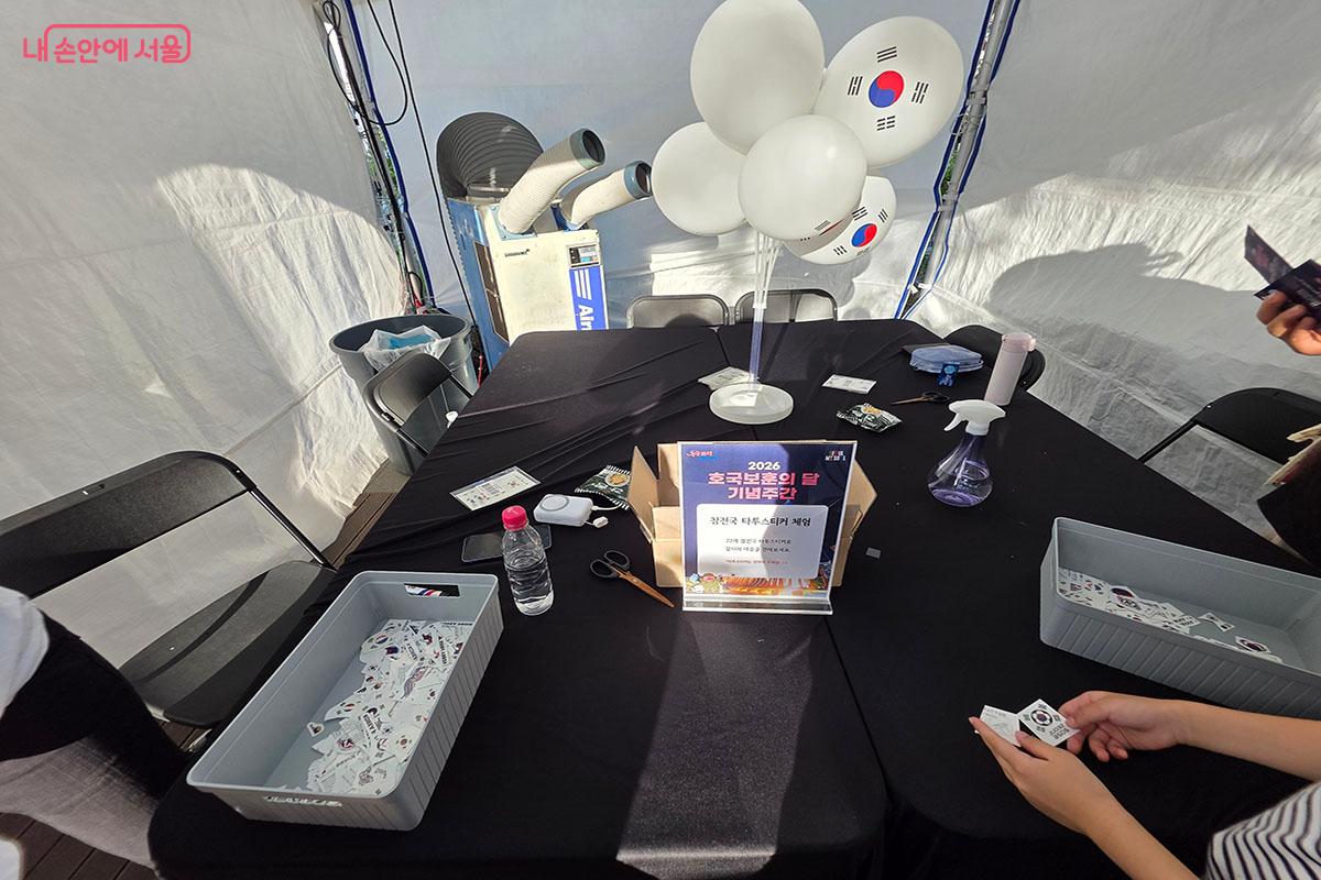 참전국 타투 스티커 체험 ⓒ양순남