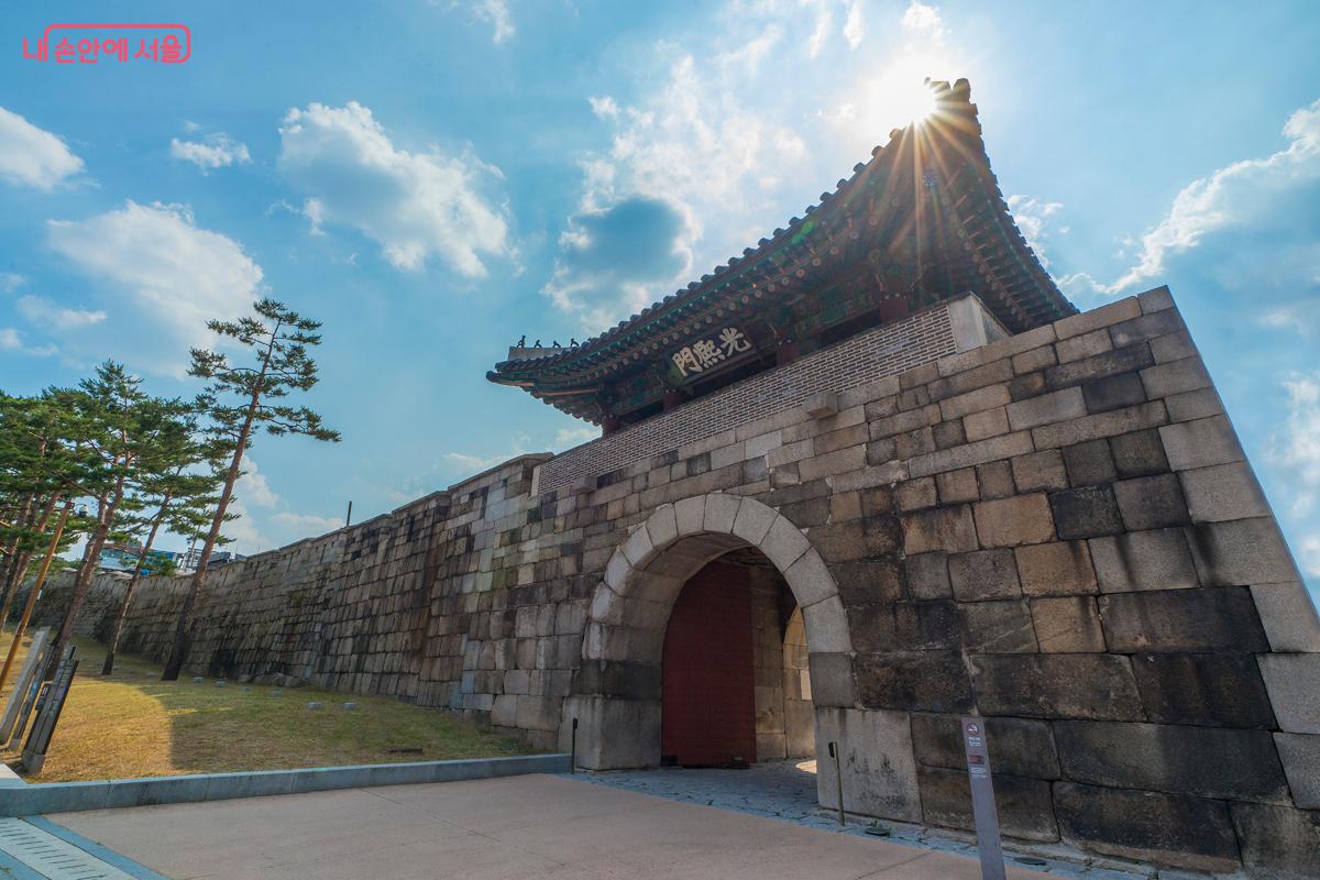 혜화문에서 시작한 한양도성 순성길 제2코스의 마지막 구간인 광희문 ©박상현