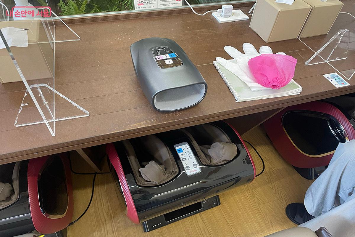 손발 지압 케어를 기계를 통해 받을 수 있다. &copy;송수아