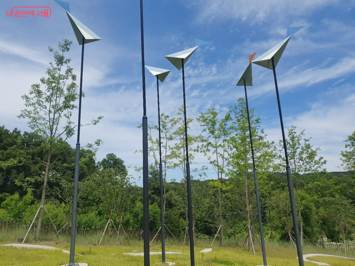 야외 전시장에서 볼 수 있는 유영교 작가의 &lsquo;Air Joy&rsquo; &copy;엄윤주