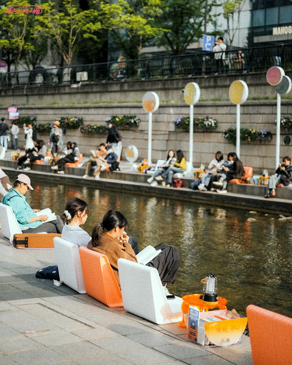 서울야외도서관 책읽는 맑은냇가(청계천)에 설치된 펀 디자인 조명과 펀 벤치인 ‘폼앤폼’ ©김아름