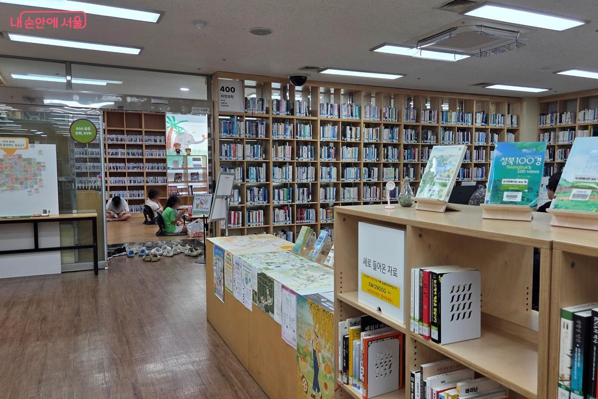 세대가 공감하며 책을 통해 주민들이 소통하는 곳이다. &copy;김미선
