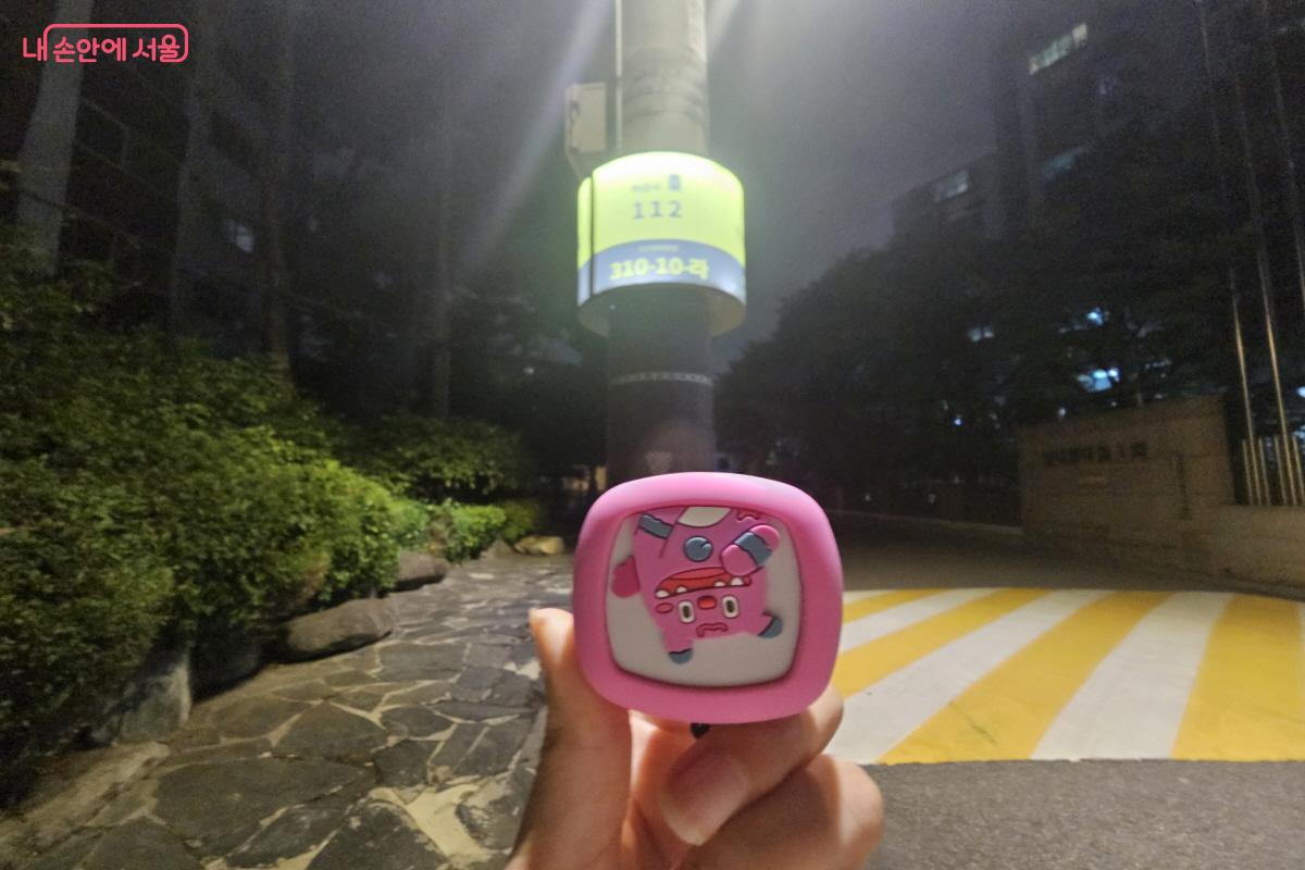 옆 버튼이 긴급신고 버튼으로 3초 이상 길게 누르면 경고음이 발생한다. &copy;염지연