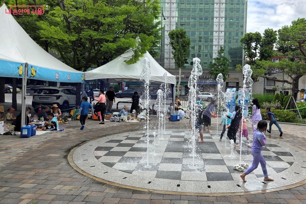 연지물놀이터의 바닥 분수 &copy;김미선