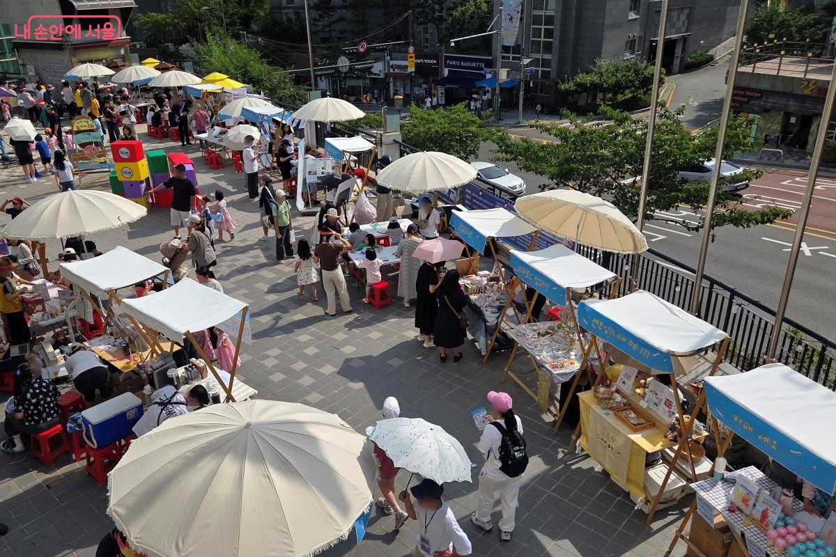 지역 가게와 함께하는 플리마켓, 지역 단체 홍보 체험 부스가 운영됐다. &copy;김미선