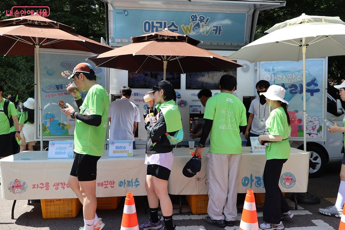 마지막 구간, 아리수 와우카, 설문지를 작성하면 시원한 음료를 제공한다. &copy;이봉덕