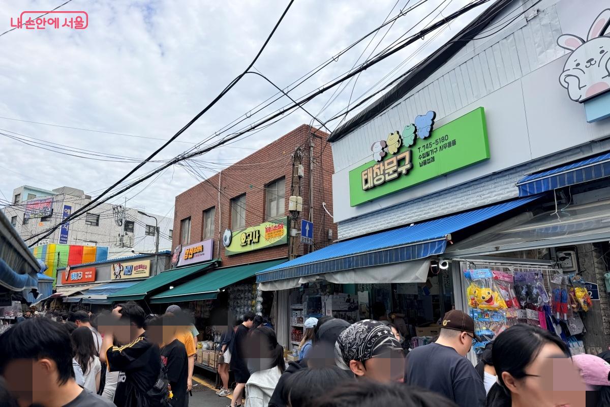 창신동에 위치하고 있는 문구 완구 도매 종합시장 ⓒ노윤지