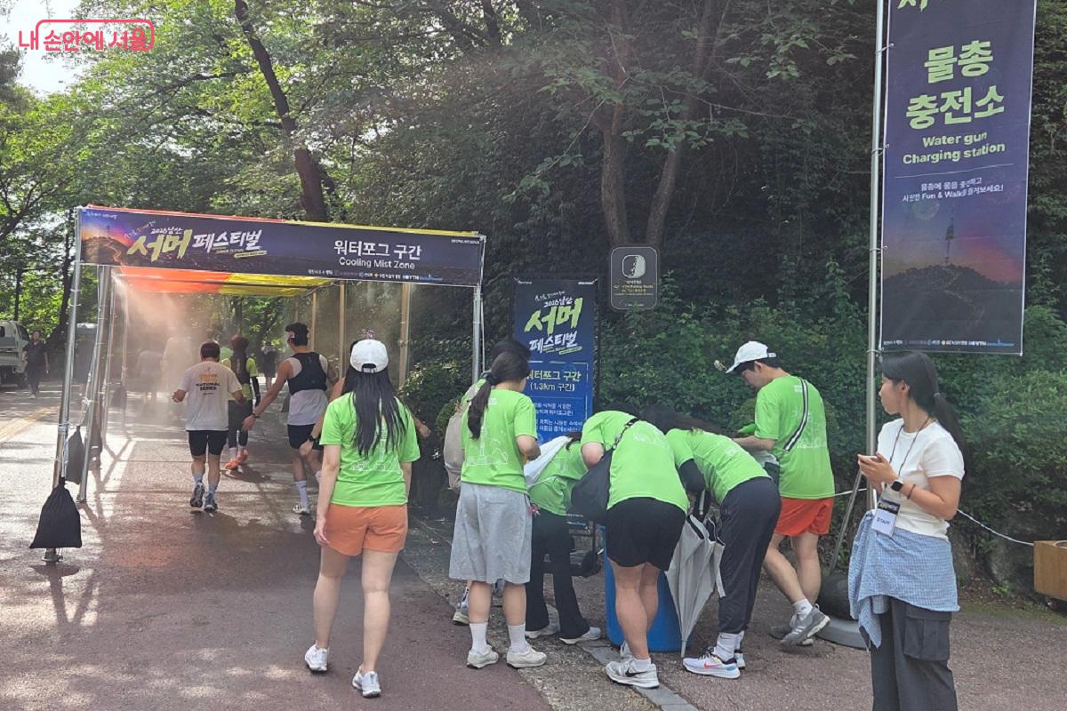물총에 물을 급수하는 &lsquo;물총충전소&rsquo;와 &lsquo;워터포그존&rsquo; &copy;이상돈