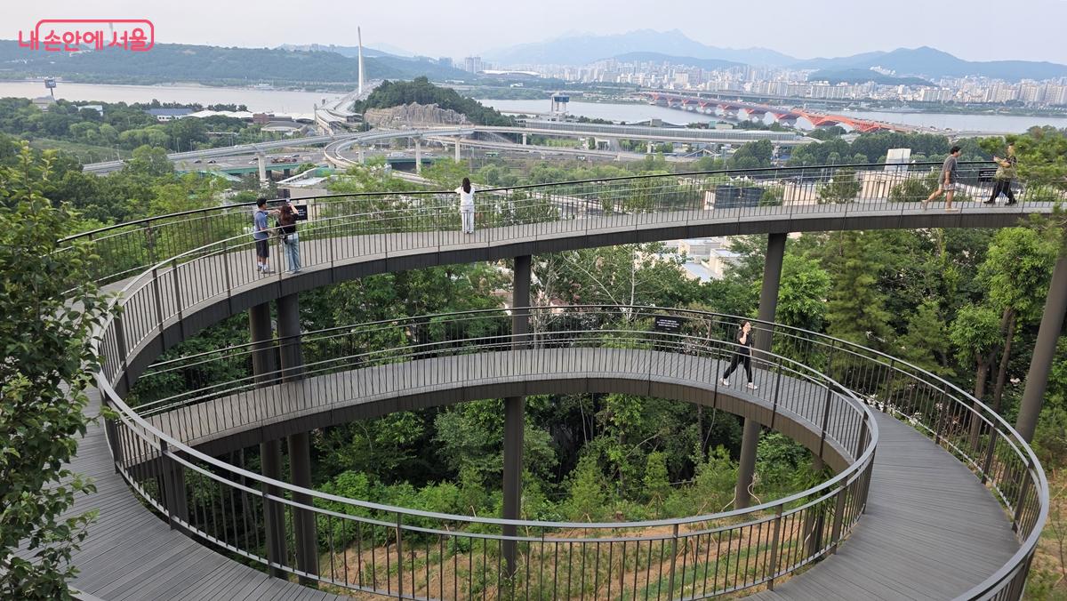 용왕산 정상에서 내려다본 스카이워크와 도심 풍경 ⓒ최용수