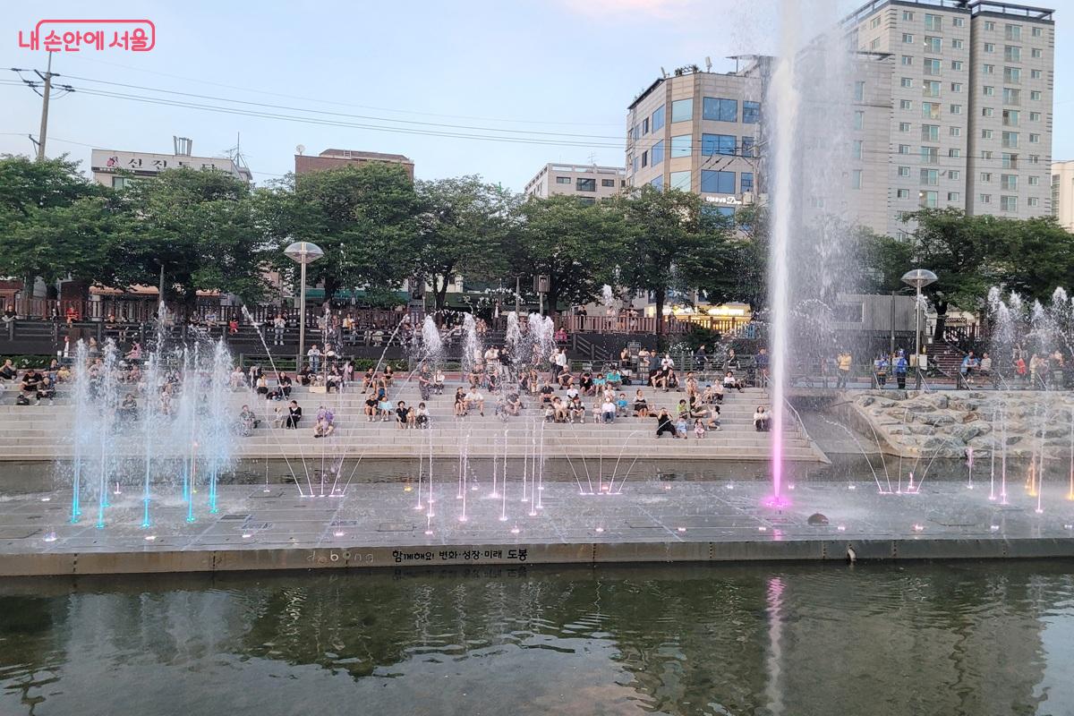 화려한 물줄기로 여름밤을 수놓는 우이천 음악분수 &copy;조연